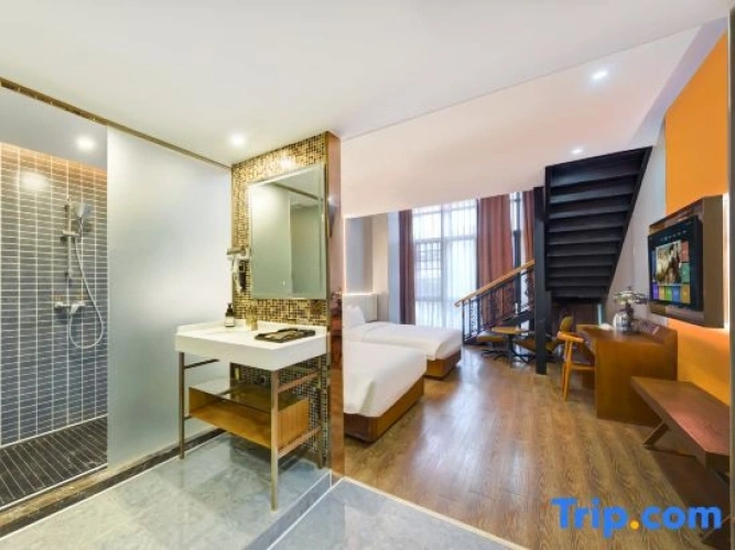 Deluxe Twin Suite with street view