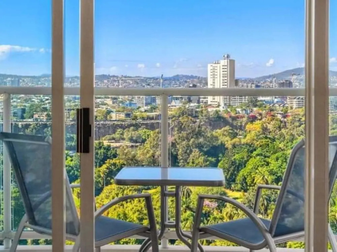 CBD Luxury Oasis, Botanical Gardens & River Views