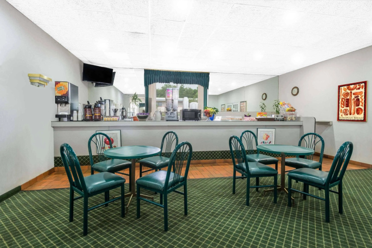 Super 8 By Wyndham Elyria photo 16