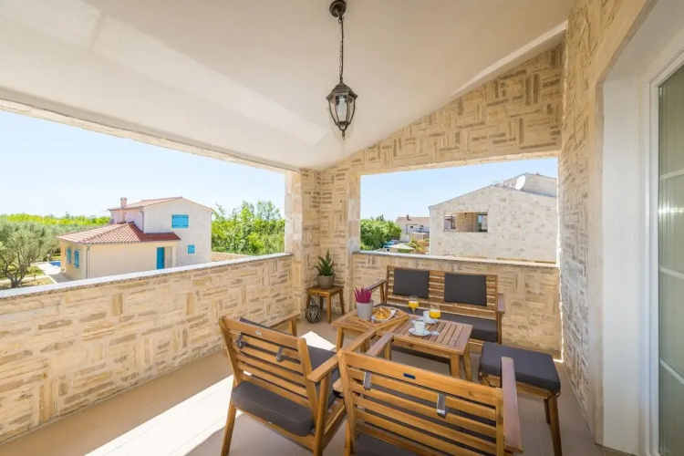 Luxury Villa With Heated Pool 05
