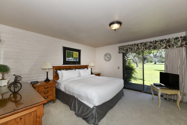 16 Fairways 2 Bedroom Condo by RedAwning