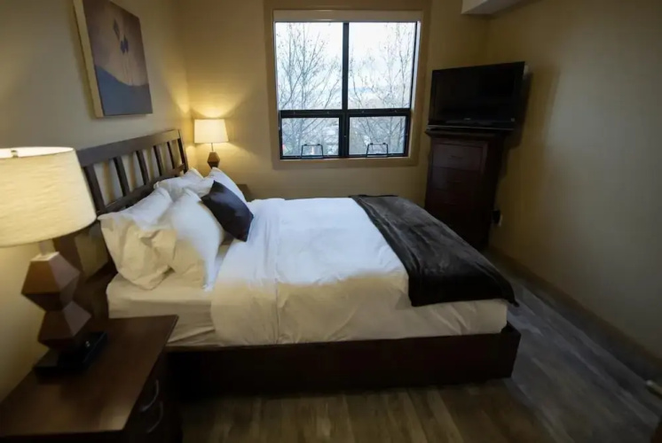 2 Bed 2 Bath Corner Unit Overlooking Pool #501