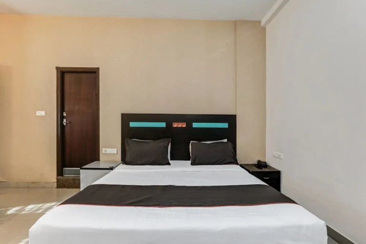 Collection O 50126 Hotel Sk Elegance