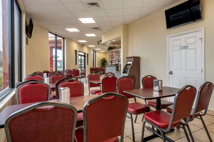 Econo Lodge Inn & Suites Maingate Central photo 18