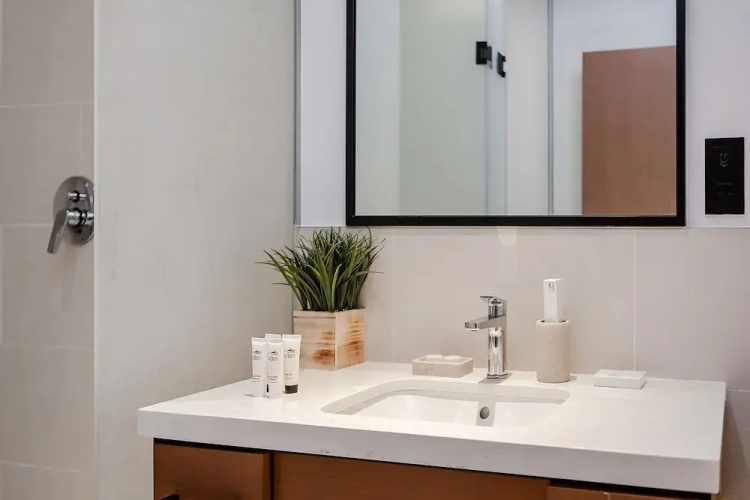 Stylish 2BR with Marina Views