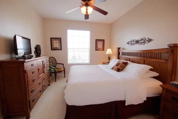 Executive Penthouse 3 Bedroom Condo by RedAwning