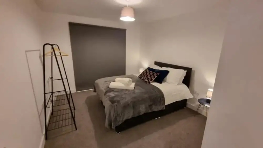 Balcony View Apartment- Sleeps 5 & Private Parking