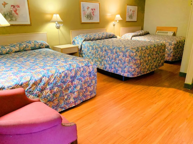 Super 7 Inn