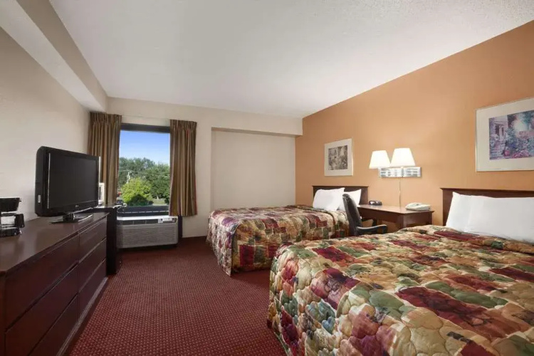 Days Inn & Suites Cedar Rapids