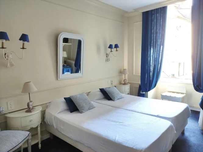 Classic Twin room with city view