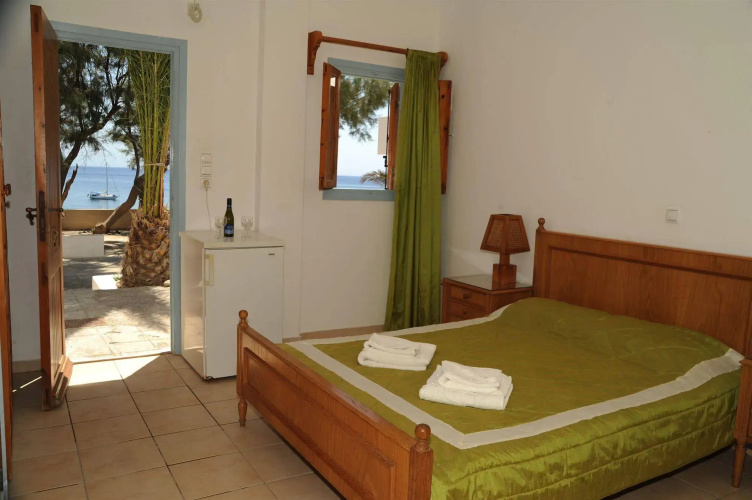 Akrotiri Hotel