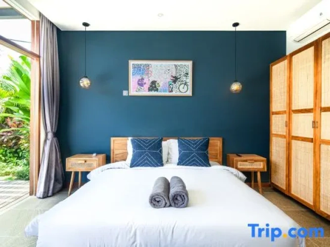 5 Bedrooms Villa