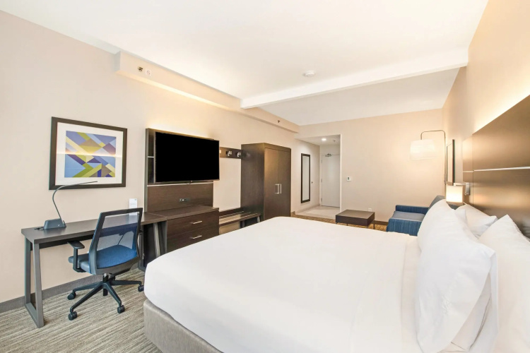 Holiday Inn Express & Suites Delafield by IHG