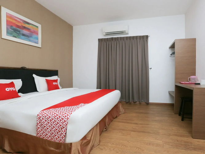 OYO 89915 East Mount Hotel