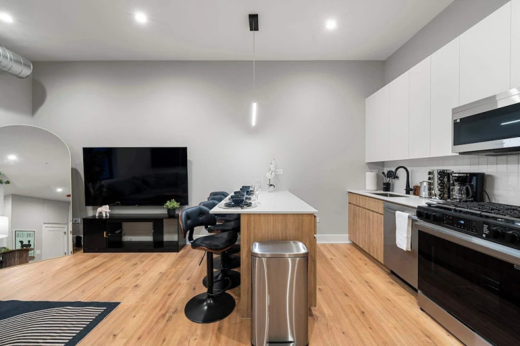 Steps From the Lake Edgewater Modern 2BD 2BA