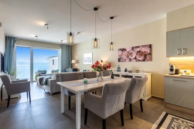 Lakefront Elegant Condo Lela