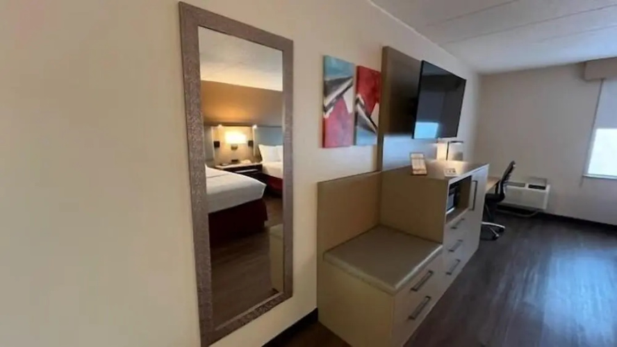 Lansing Delta West Hotel