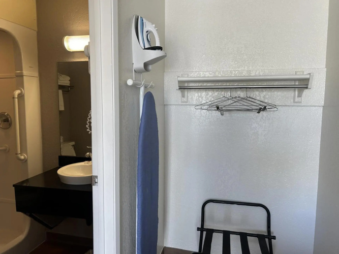 Motel 6 Stanton photo 11