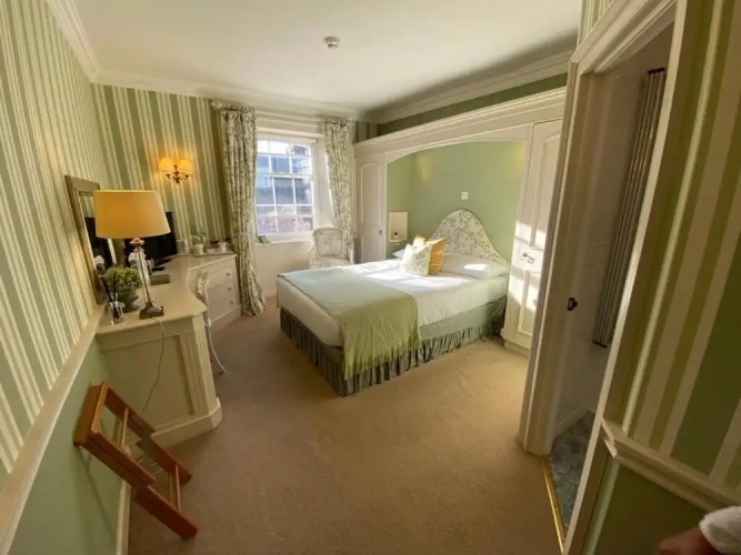 Standard Double room with street view