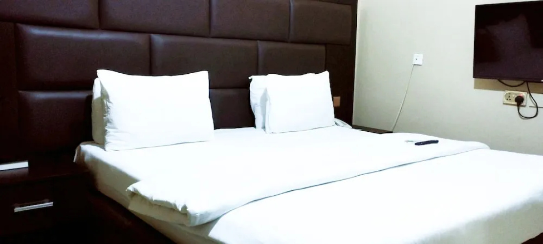 Breakfort Hotel and Suites