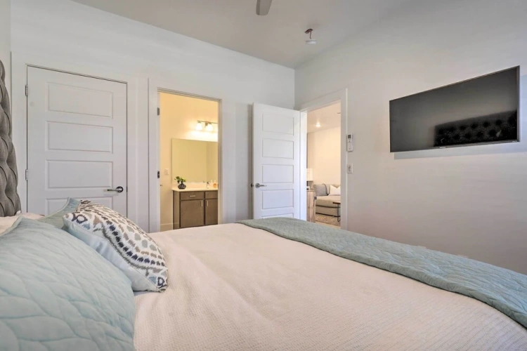 4 Bedrooms Apartment