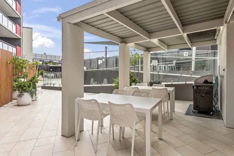 Studio With Balcony Access in Central Bowen Hills