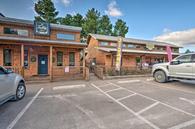 Romantic Broken Bow Cabin w/ Jacuzzi & Fire Pit!