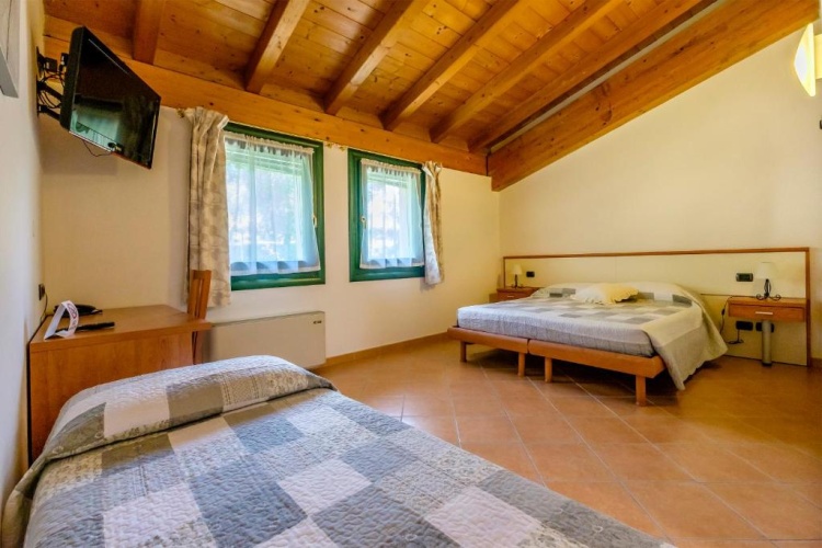 Standard Triple room