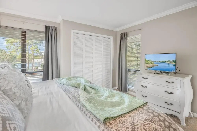 823 Harbour Point