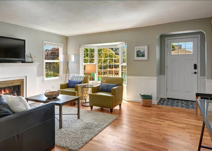 Alki Beach House - Three Bedroom Home with Fireplace