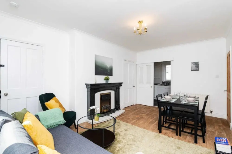 Spacious 3 BED House With Parking