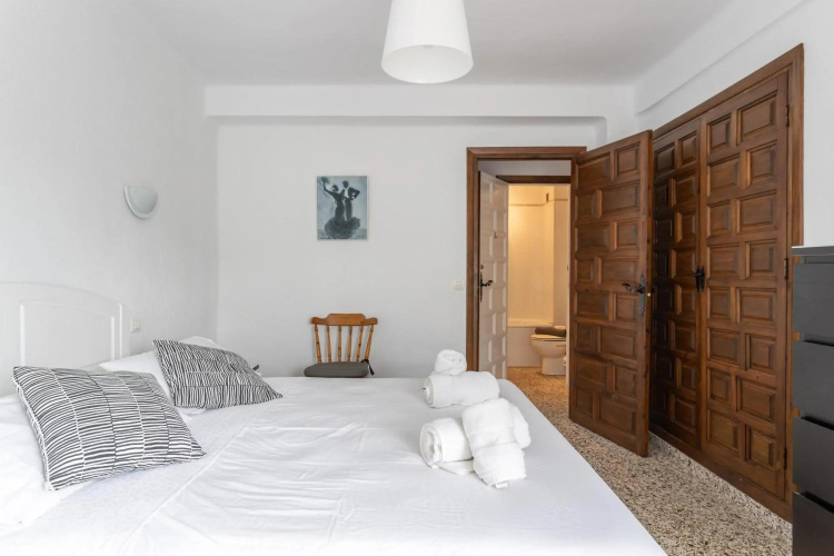 Bright and Spacious 2 Bed Apt