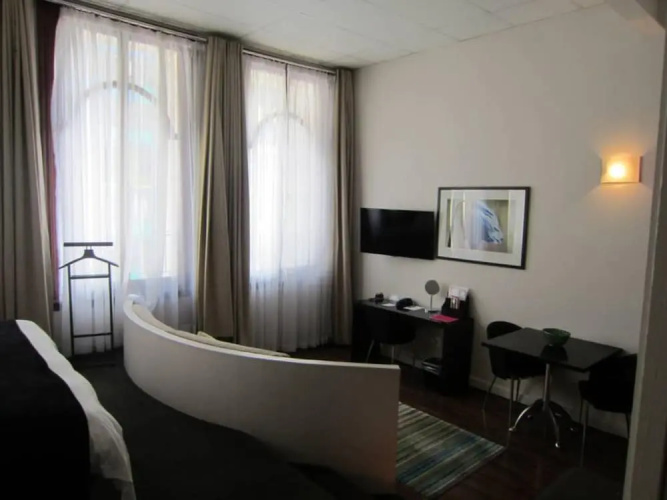 Studio Apartment With Roof Top View