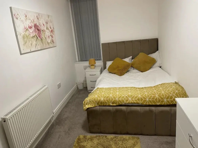 2 Bed Flat - Sleeps 4 - Jacuzzi Bath - Parking