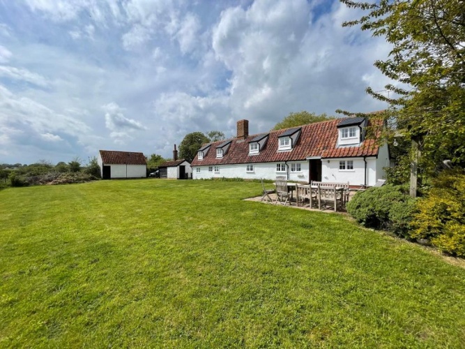 3 Bedrooms Sextuple Cottage