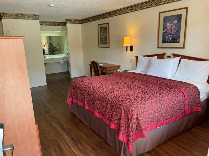 Days Inn & Suites by Wyndham Marshall