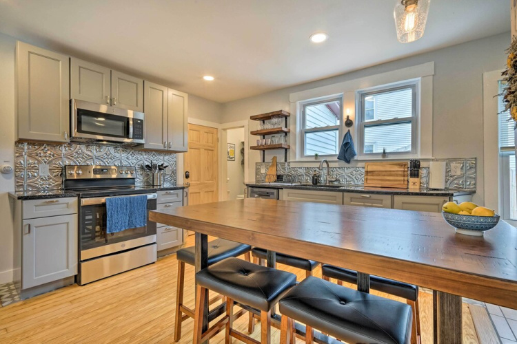 Updated Vintage Apartment < 1/2 Mi to Main St