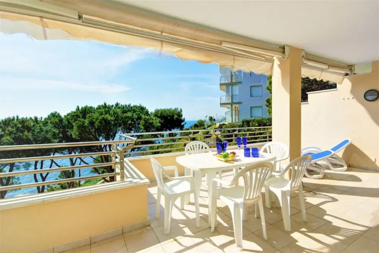 Apartment in Roses Near Sand Beach