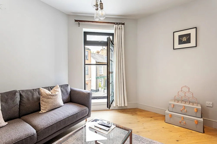 Modern Brentford Flat