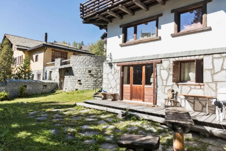 Apartment with garden view