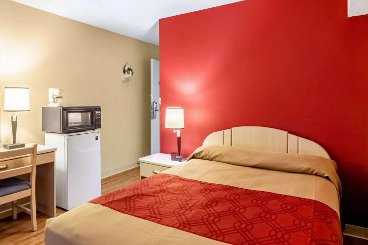 Econo Lodge East