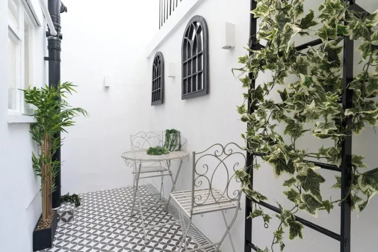 Central Apartment with Patio - Sofa Bed