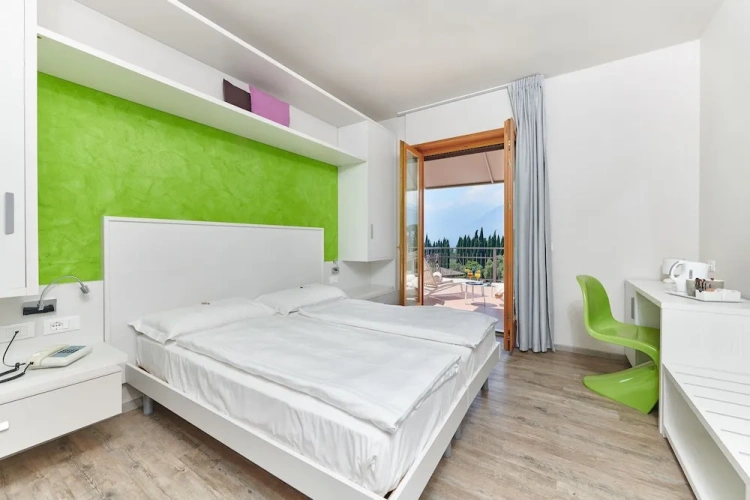Standard Double room with balcony and with lake view