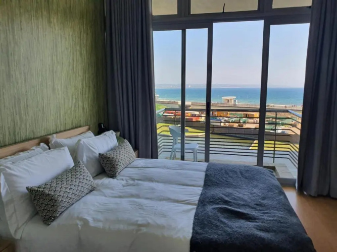 Accommodation Front - Gorgeous 4 Sleeper Beachfront Apartment