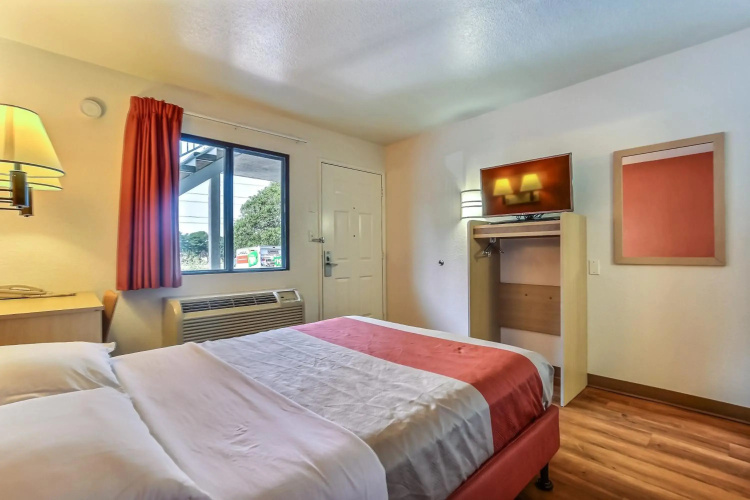 Motel 6 Pinole, CA