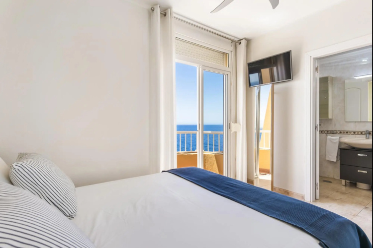Beachfront triplex with swimming pool parking