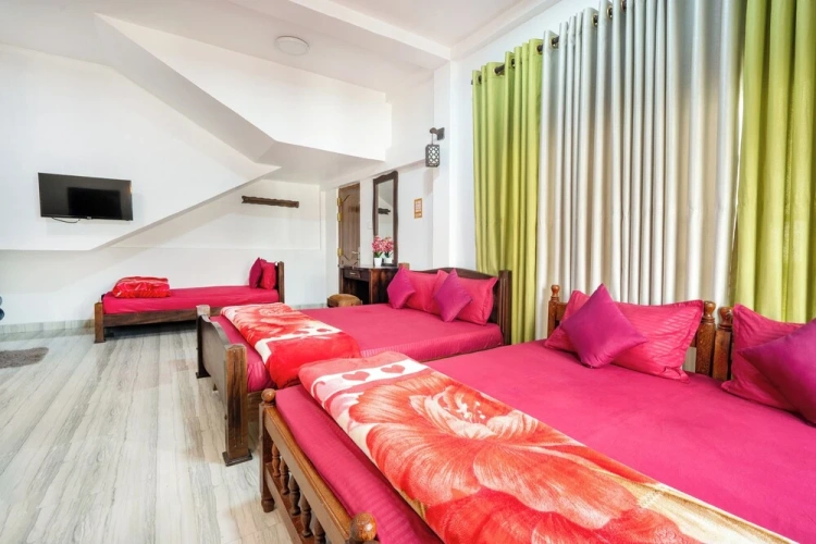 Standard Triple room