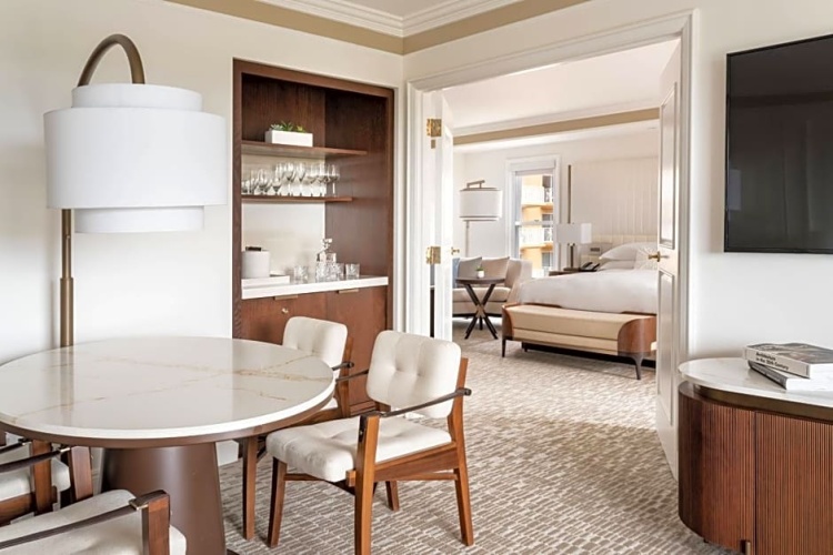 Executive Club Level Double Suite with Lakefront view and Pool view