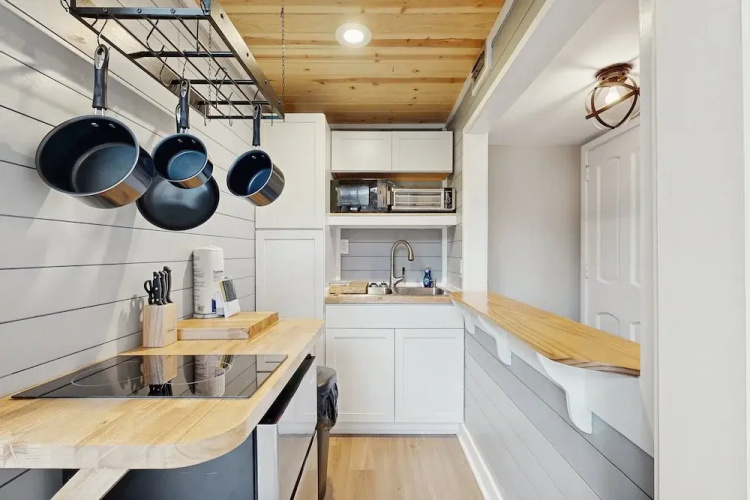Charming Island Condo With Loft, Full Kitchen, Deck & Turtle Feeding Stations