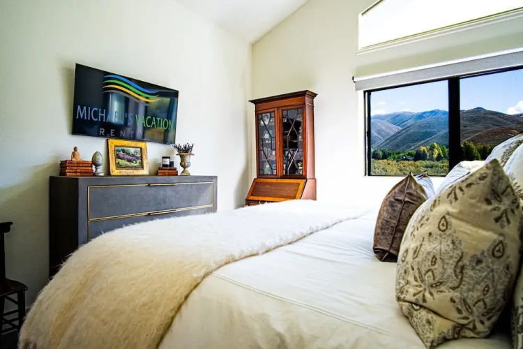 3bd-3ba Ski Chalet - Views + Resort Amenities!